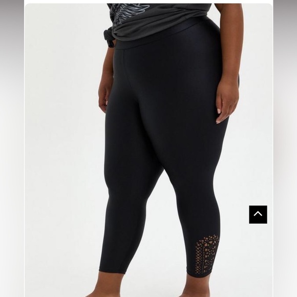 Torrid liquid black crop legging cutout side detail size 2 - Picture 10 of 11